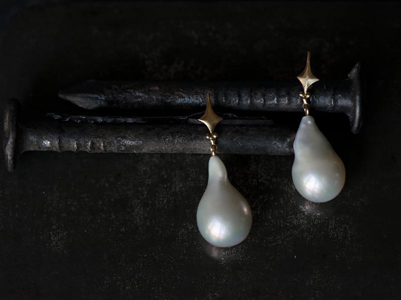 BO Sword Pampilles perles baroques blanches par Emmanuelle Zysman
