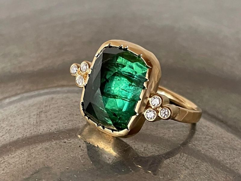 Bague Queen diamants tourmaline verte facettée par Emmanuelle Zysman