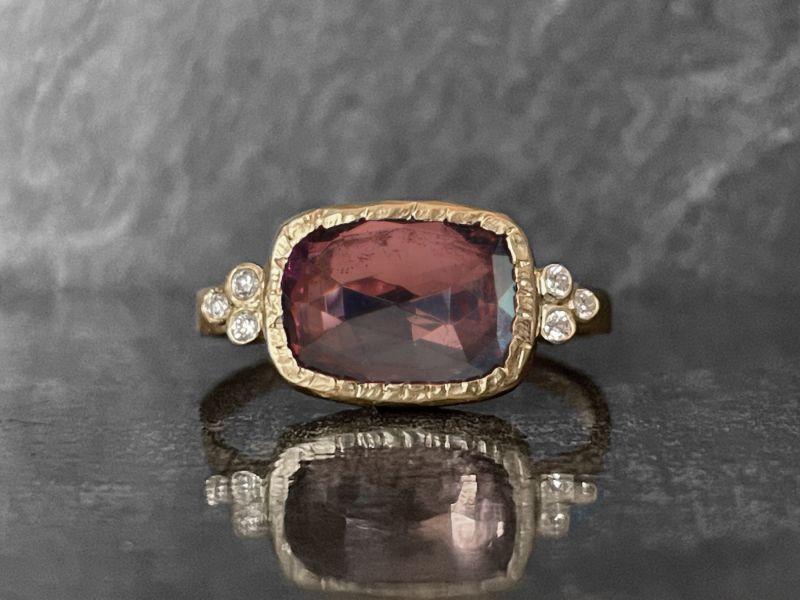 Bague Queen diamants or jaune tourmaline rose facettée par Emmanuelle Zysman