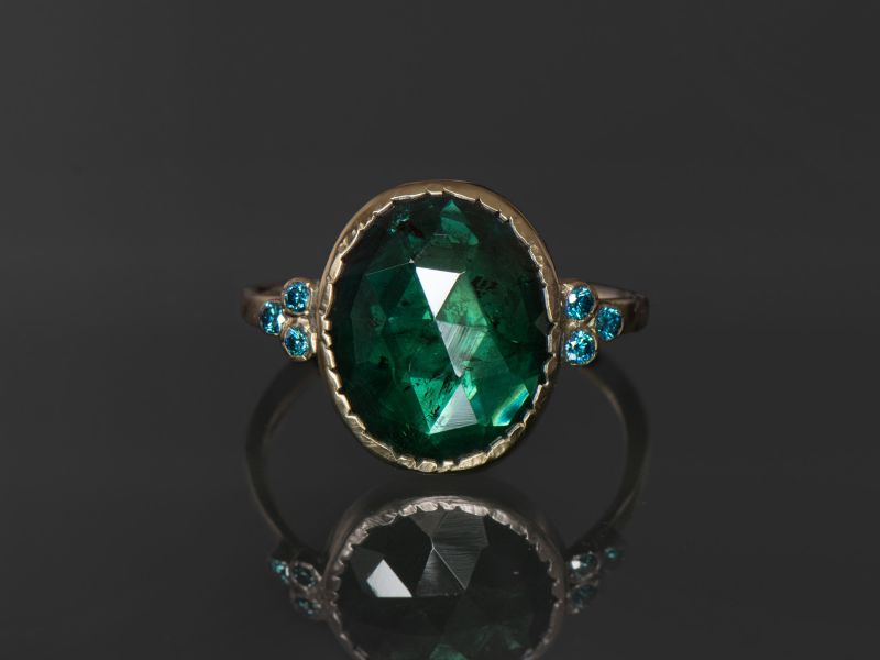 Bague Queen diamants bleus tourmaline verte facettée par Emmanuelle Zysman