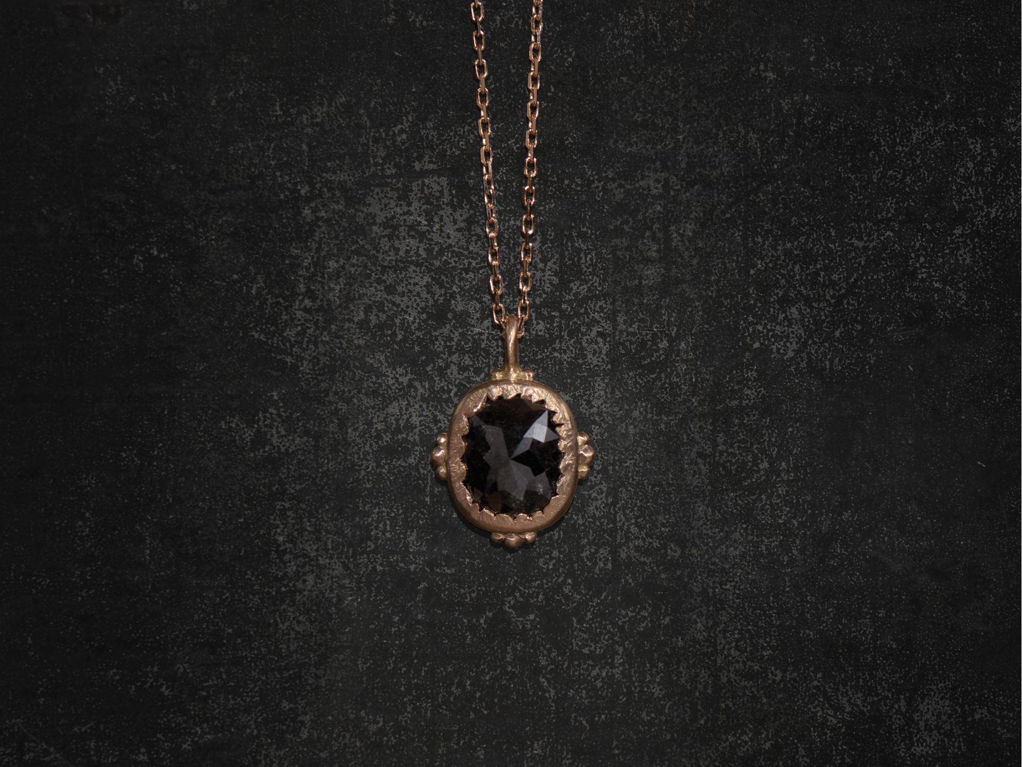 Collier Enigma or jaune diamant noir rosecut par Emmanuelle Zysman
