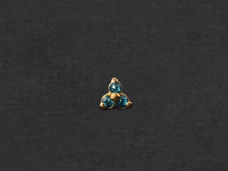 Mini puce Clover or jaune diamants bleus par Emmanuelle Zysman