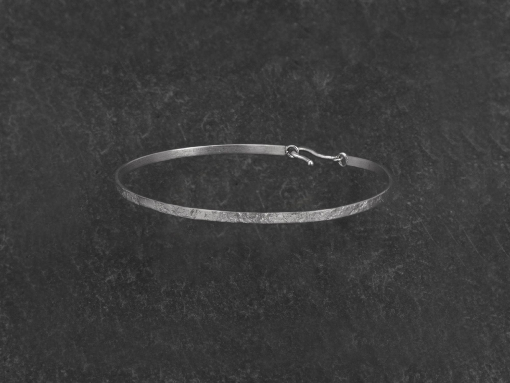 Bracelet Nude carré argent rhodié martelé homme par Emmanuelle Zysman