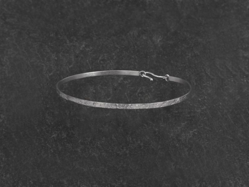 Bracelet Nude carré argent rhodié martelé homme par Emmanuelle Zysman