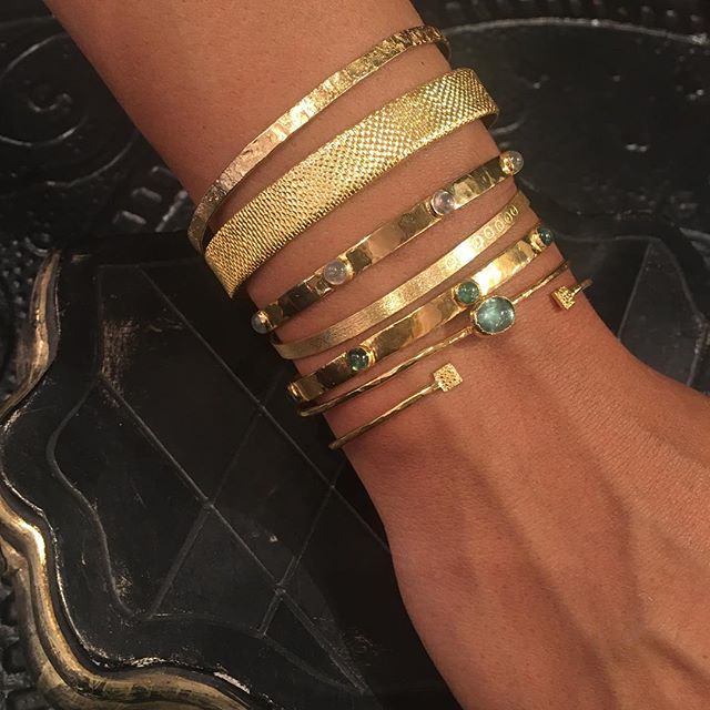 Emmanuelle Zysman : accumulation de bracelets Diane, Tethys, BB Frida, Brunehilde et Alma vermeil