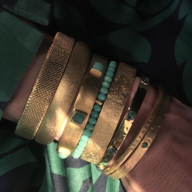 Emmanuelle Zysman : accumulation de bracelets vermeil. T"thys, Garance, Frida, Diane, Loulou...