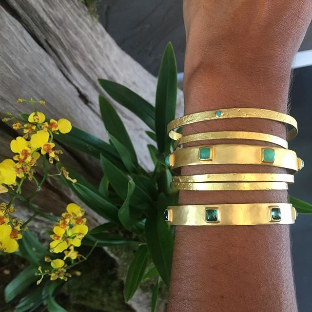 Emmanuelle Zysman : accumulation de bracelets en vermeil et turquoise, chrysoprase, tourmaline verte. Modèles Frida et Diane.
