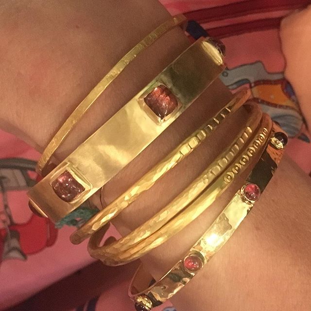 Emmanuelle Zysman : accumulation de bracelets vermeil et tourmaline rose. Pegase, Frida, Loulou