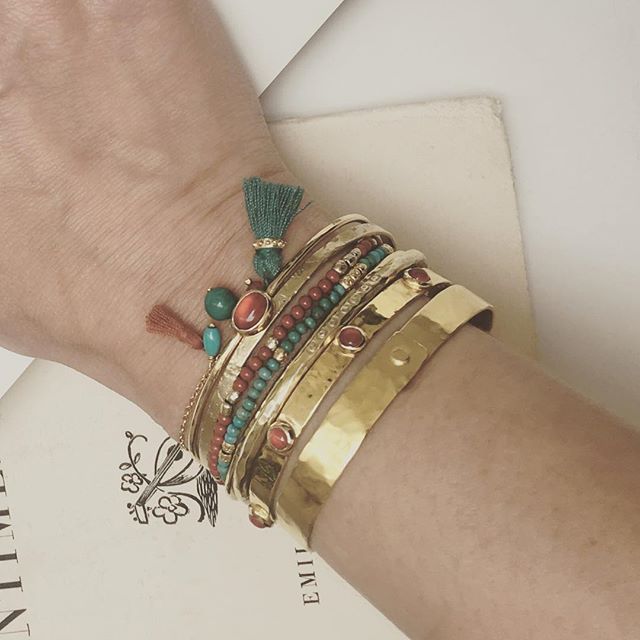 Emmanuelle Zysman : accumulation de bracelets vermeil et pierres semi précieuses Lotus, Brunehilde, Diane, Loulou, BB Frida...