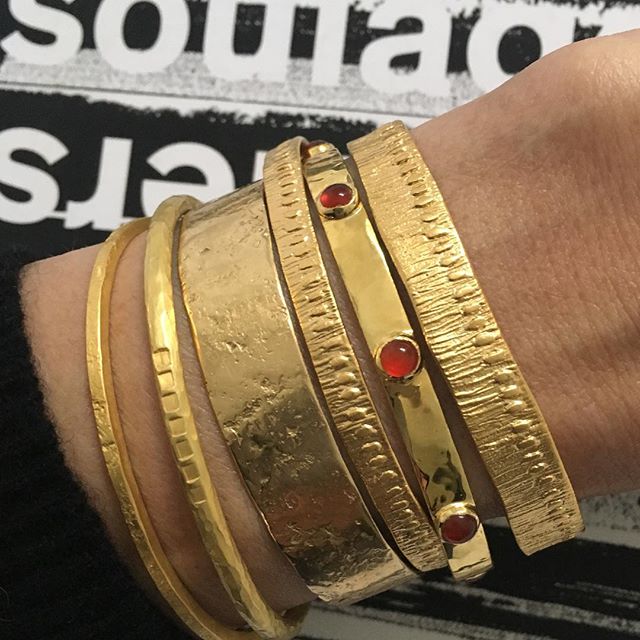 Emmanuelle Zysman : accumulation de bracelets Pegase, Loulou, Diane double, Ithaque et Frida cornaline.