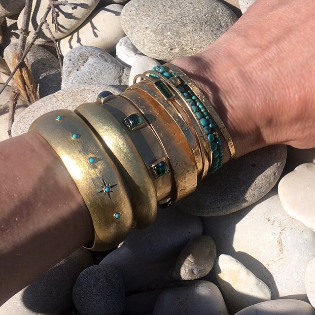 Emmanuelle Zysman : accumulation de bracelets Garance, Frida, Diane, Brunehilde, Diane...